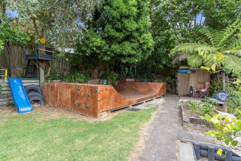 Photo of property in 15 Arde Place, Massey, Auckland, 0614