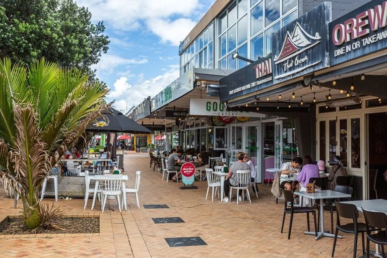 Photo of property in 2 Edgewater Grove, Orewa, 0931