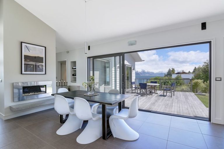 Photo of property in 62 Cedar Drive, Kelvin Heights, Queenstown, 9300