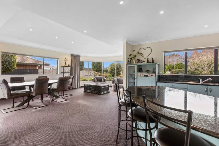 Photo of property in 22 Kinross Drive, Merrilands, New Plymouth, 4312