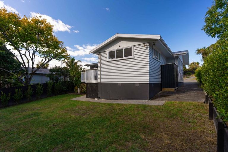Photo of property in 11 Willowbrook Place, Titirangi, Auckland, 0604