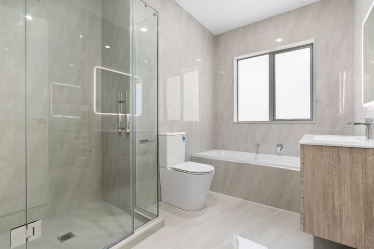 Photo of property in 16 Kilmacrennan Drive, Rosehill, Papakura, 2113