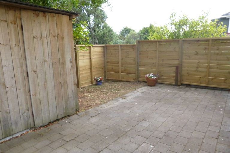 Photo of property in 22 Raymond Terrace, Northcote, Auckland, 0627