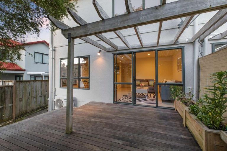 Photo of property in 4/42 Fields Parade, Oteha, Auckland, 0632