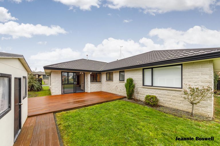 Photo of property in 20 Aspen Way, Kelvin Grove, Palmerston North, 4414
