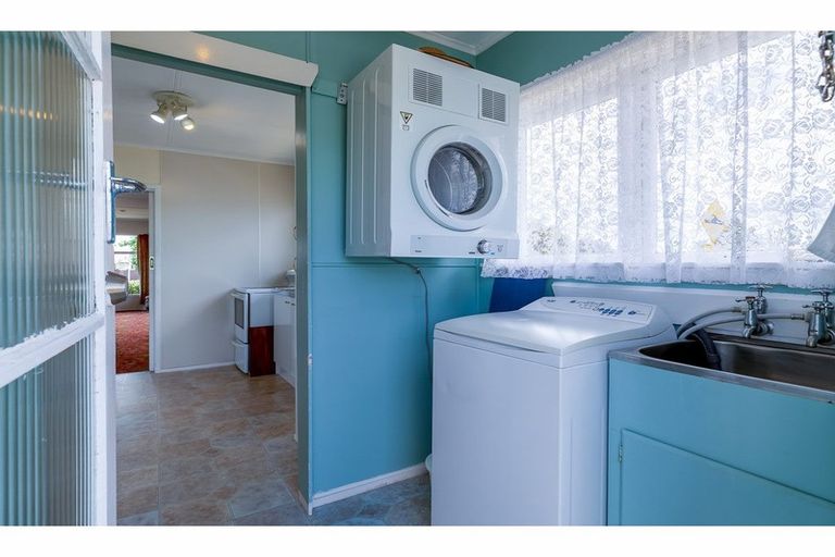 Photo of property in 11 Archlynn Road, Kelston, Auckland, 0602