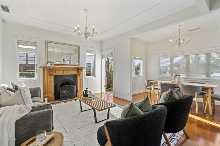 Photo of property in 10 Faulkner Road, Northcote Point, Auckland, 0627