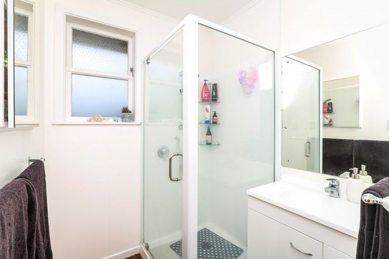 Photo of property in 1a Ward Place, Marfell, New Plymouth, 4310