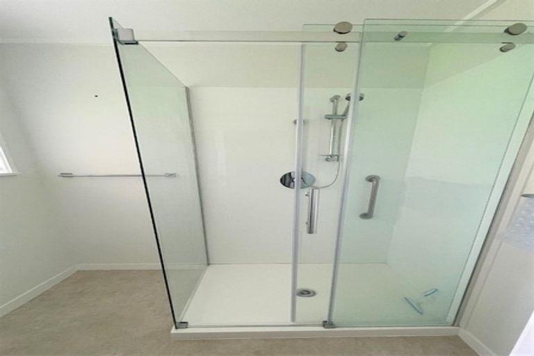 Photo of property in 16 Martin Crescent, Northcote, Auckland, 0627