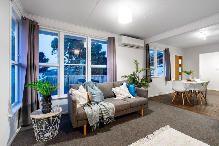 Photo of property in 32 Beauzami Crescent, Ascot Park, Porirua, 5024