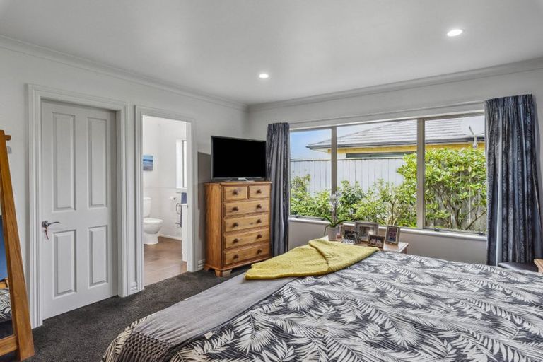 Photo of property in 35 Holcombe Drive, Paraparaumu, 5032