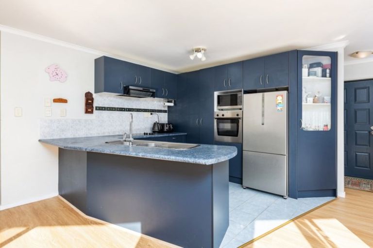 Photo of property in 2 Shah Place, Glen Eden, Auckland, 0602