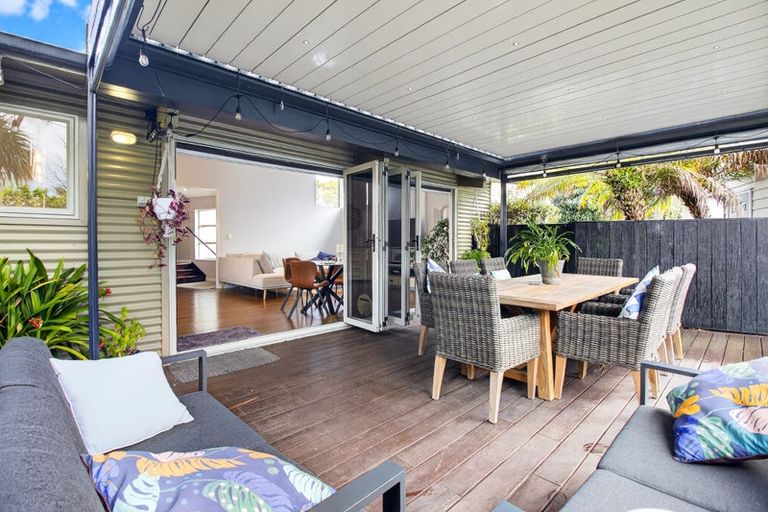 Photo of property in 102 Walmer Road, Point Chevalier, Auckland, 1022