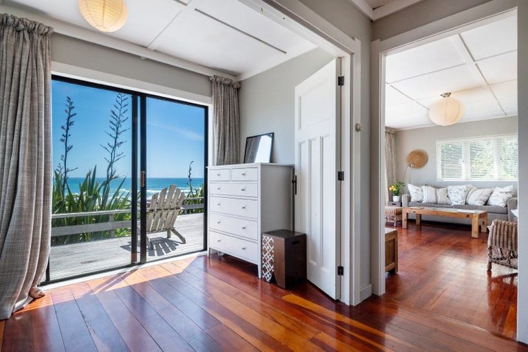 Photo of property in 20 Garden Road, Piha, 0772