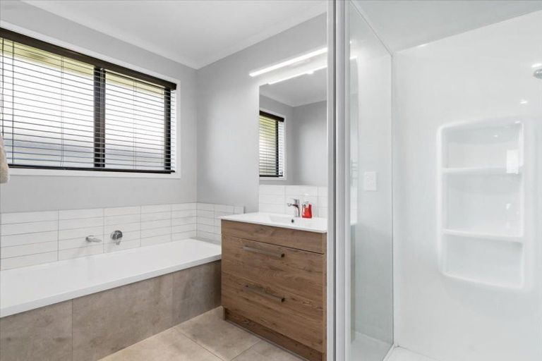 Photo of property in 72 Tabraham Crescent, Pyes Pa, Tauranga, 3112