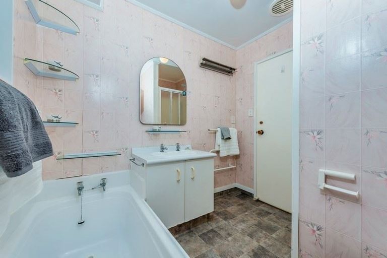 Photo of property in 27 Hassan Drive, Massey, Auckland, 0614