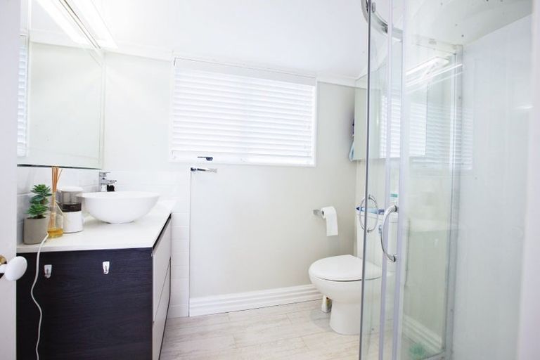 Photo of property in 2 Taroka Close, Pinehill, Auckland, 0632