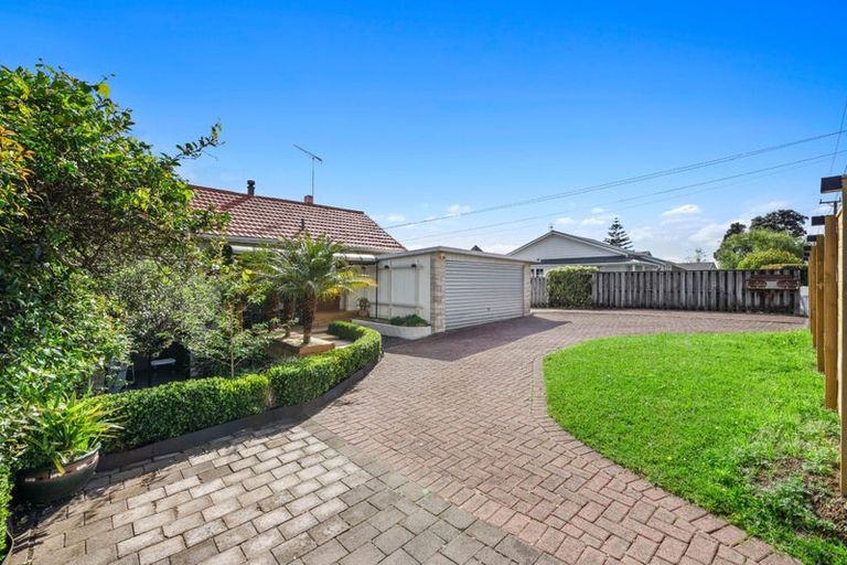 Photo of property in 60 Beach Road, Mellons Bay, Auckland, 2014