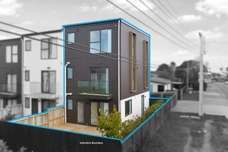 Photo of property in 1/107 Hobsonville Road, West Harbour, Auckland, 0618