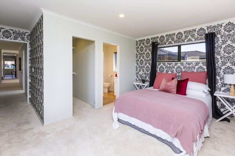 Photo of property in 12 Percy Kinsman Crescent, Riverstone Terraces, Upper Hutt, 5018