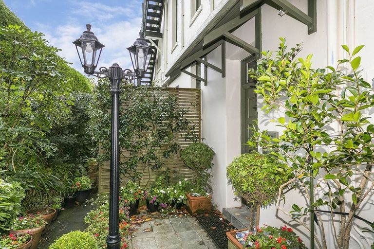 Photo of property in 16a Hadfield Terrace, Kelburn, Wellington, 6012