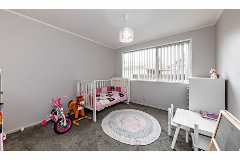 Photo of property in 11 Hinton Place, Weymouth, Auckland, 2103