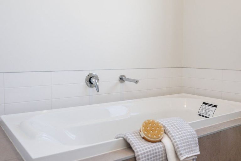 Photo of property in 12 Gibraltar Way, Fitzherbert, Palmerston North, 4410