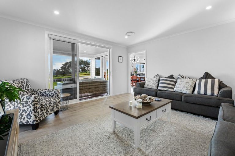 Photo of property in 32 Omahuru Road, Glenbrook, 2681