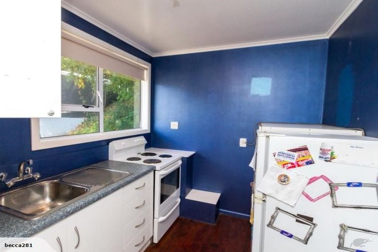 Photo of property in 1/10 Mckelvey Place, Tawa, Wellington, 5028
