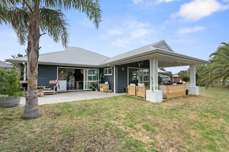 Photo of property in 1 Gibson Place, Papamoa Beach, Papamoa, 3118