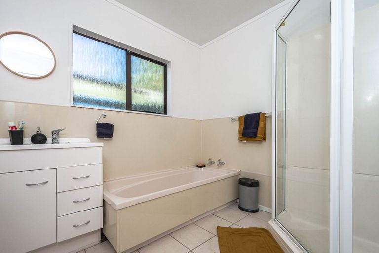 Photo of property in 11b Warrington Grove, Newlands, Wellington, 6037