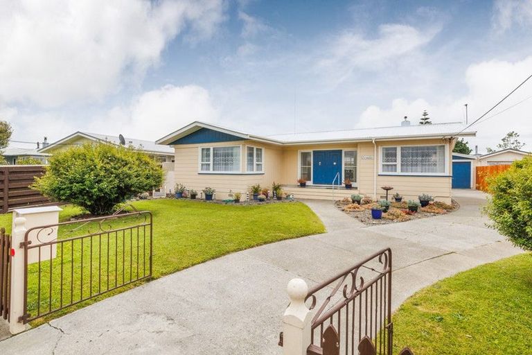 Photo of property in 18 Tararua Terrace, Cloverlea, Palmerston North, 4412