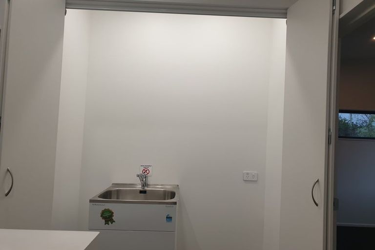 Photo of property in 4b Wattle Road, Sunnyvale, Auckland, 0612