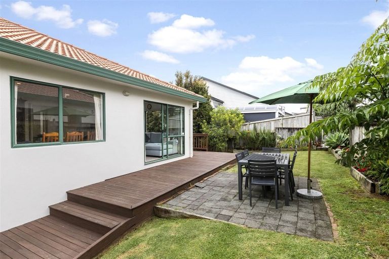 Photo of property in 1/8 Carrigans Close, Pinehill, Auckland, 0632