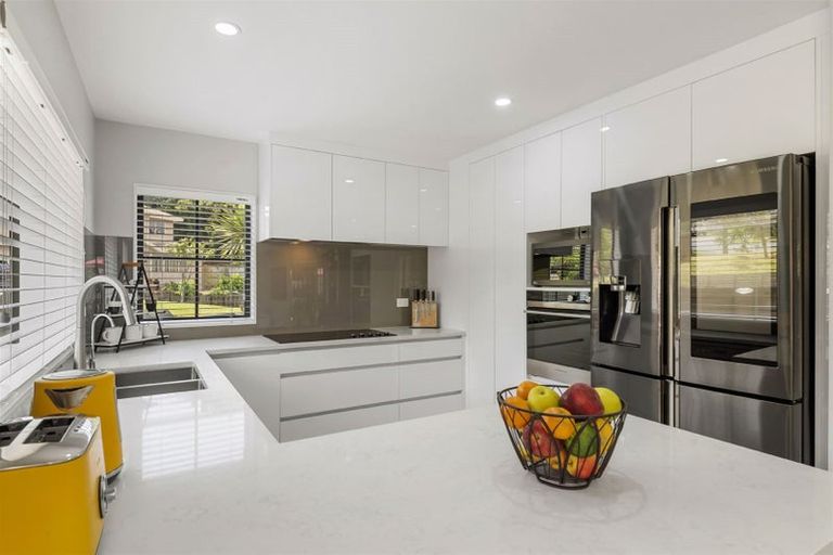 Photo of property in 6 Fairchild Avenue, Goodwood Heights, Auckland, 2105