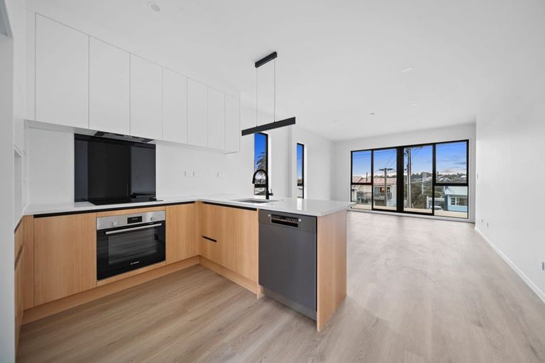 Photo of property in 2/17 Sunnyfield Crescent, Glenfield, Auckland, 0629