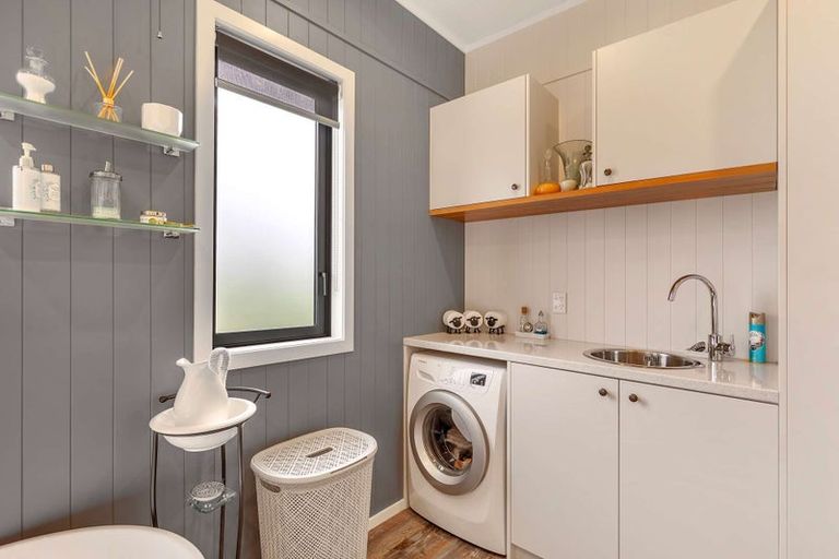 Photo of property in 100 Cole Street, Dannevirke, 4930