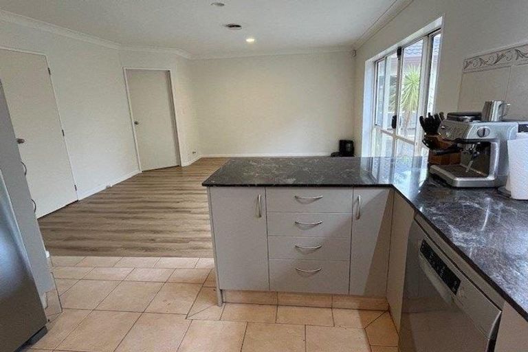 Photo of property in 28 Craigavon Drive, East Tamaki, Auckland, 2013