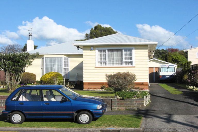 Photo of property in 28 Karaka Street, Merrilands, New Plymouth, 4312