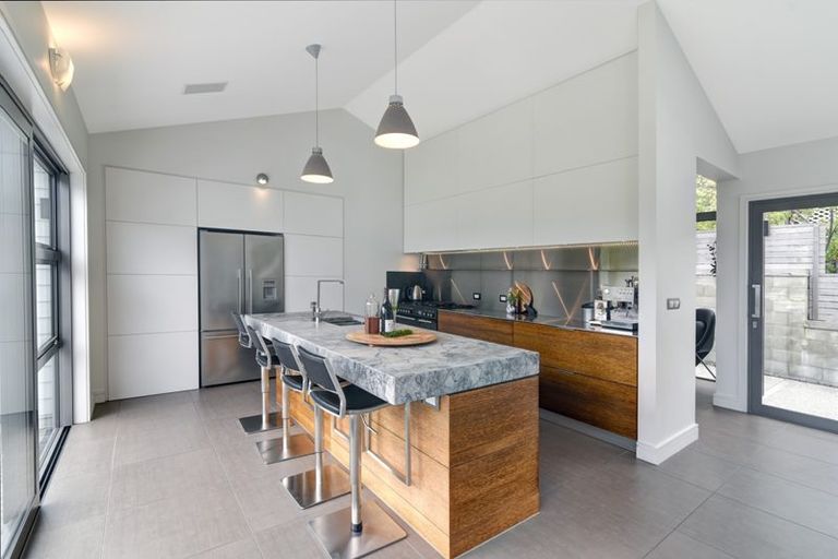 Photo of property in 62 Cedar Drive, Kelvin Heights, Queenstown, 9300