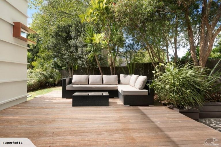 Photo of property in 8a Wairata Place, Te Atatu South, Auckland, 0610