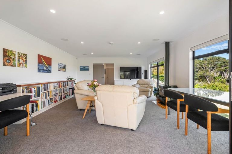 Photo of property in 143 Whangaparaoa Road, Red Beach, 0932
