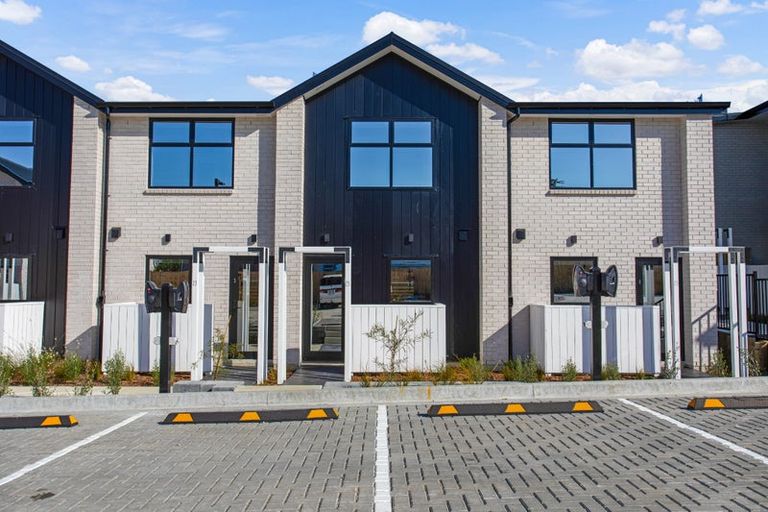 Photo of property in 4/23 Awaroa Road, Sunnyvale, Auckland, 0612