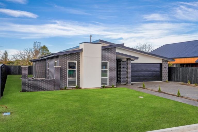 Photo of property in 11 Lewis Close, Rangiora, 7400
