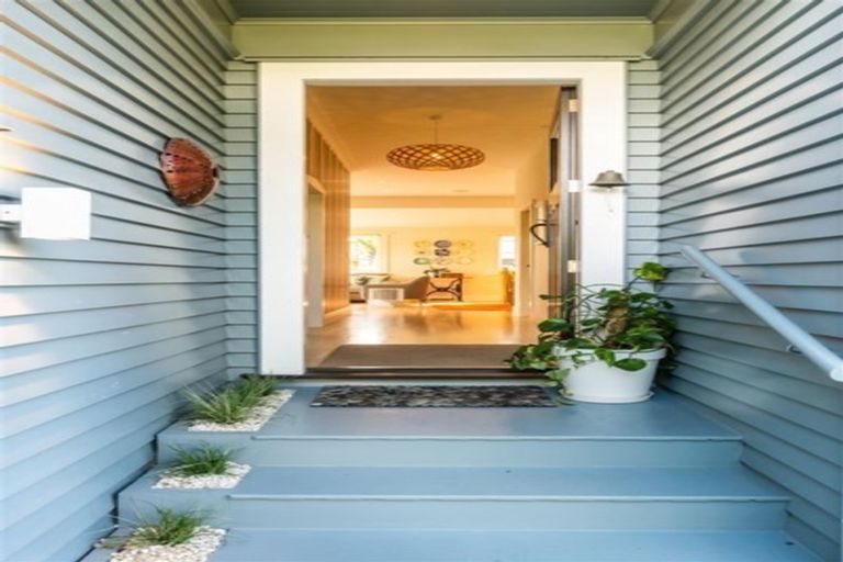 Photo of property in 27 Merani Street, Narrow Neck, Auckland, 0622