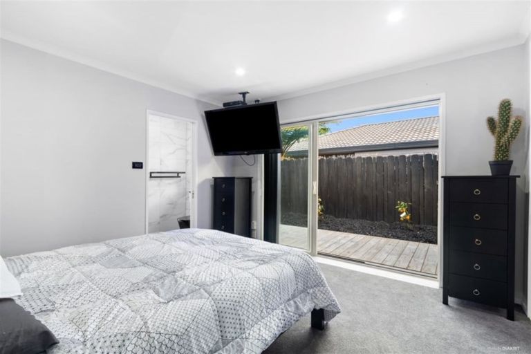 Photo of property in 22 John Lister Close, Golflands, Auckland, 2013