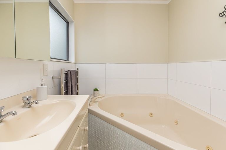 Photo of property in 5 Bayswater Place, Newlands, Wellington, 6037