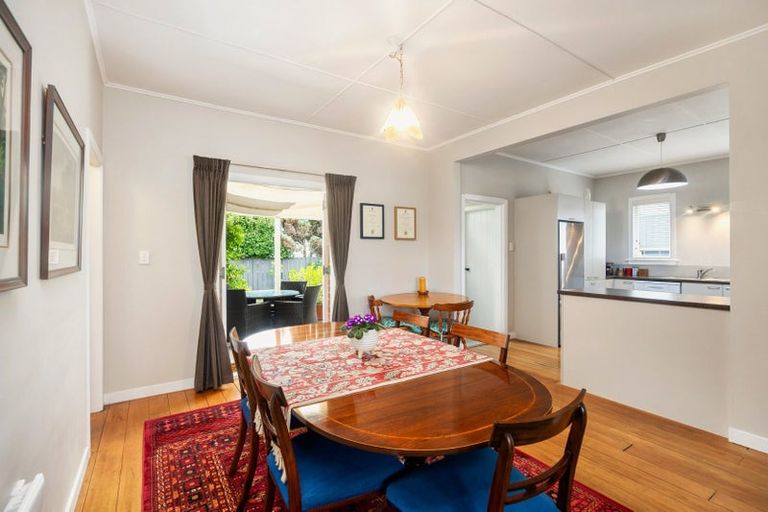 Photo of property in 24 Buscomb Avenue, Henderson, Auckland, 0610