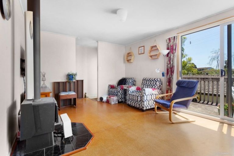 Photo of property in 24 Halloran Place, Massey, Auckland, 0614