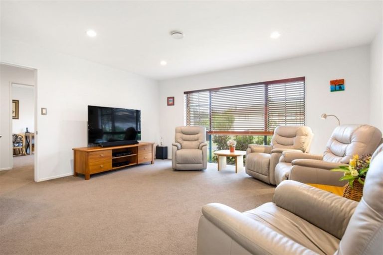 Photo of property in 30 Hercules Drive, Henderson, Auckland, 0612